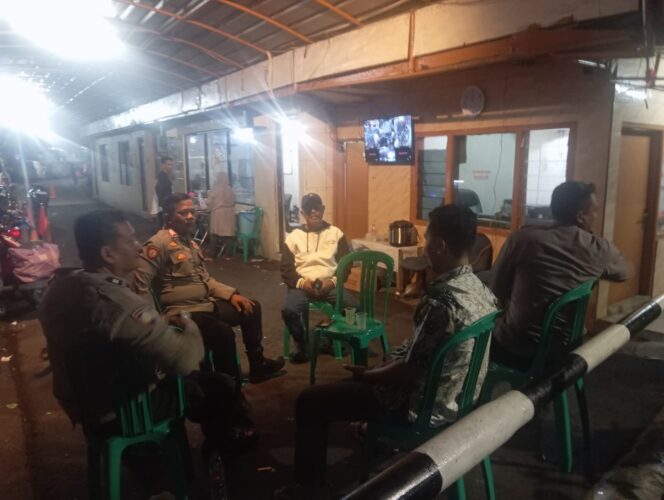 
					Bhabinkamtibmas dan Unit Patroli Polsek Gambir Sambangi Pos Kamling RW 04, Ajak Warga Perkuat Sinergi Keamanan Lingkungan