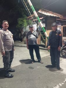 Bhabinkamtibmas Kebon Kelapa Sambangi Pos Kamling RW 02, Ajak Warga Perkuat Keamanan Lingkungan