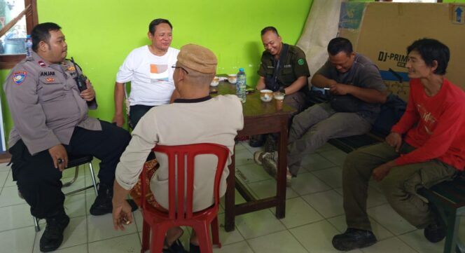 
					Bhabinkamtibmas Petamburan Ajak Ketua RW 06 dan Ketua RT 06/06 Ajak Jaga Wilayah Sebagai Cooling System