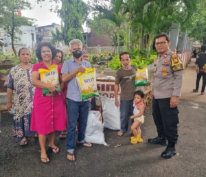 Bhabinkamtibmas Karet Tengsin Sambangi TPU Karet Kebembem dan RT 14/05, Warga Antusias Beli Beras SPHP