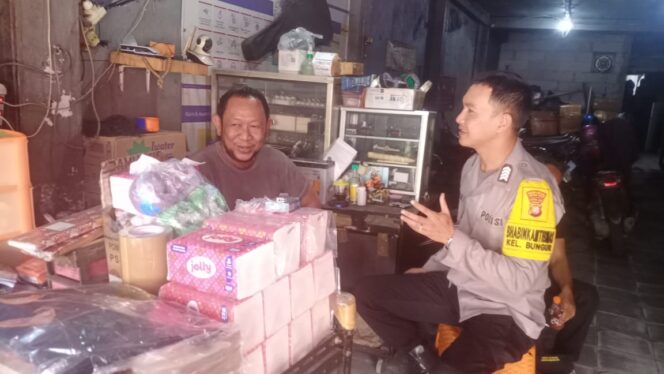 
					Bhabinkamtibmas Bungur Sambang Door to Door, Pererat Silaturahmi dan Jaga Kamtibmas