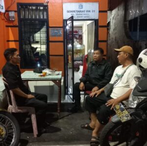 Imbauan Kamtibmas kepada Katibum dan Petugas Satkamling, Bhabinkamtibmas Sambang Poskamling RW 01 Tanah Tinggi
