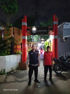 Bhabinkamtibmas Menteng Aiptu Robby Danan Jaya Patroli Malam, Imbau Warga Anyer Ujung Waspada Pencurian