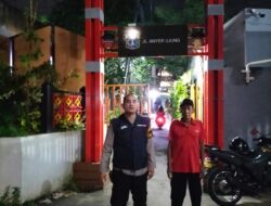 Bhabinkamtibmas Menteng Aiptu Robby Danan Jaya Patroli Malam, Imbau Warga Anyer Ujung Waspada Pencurian