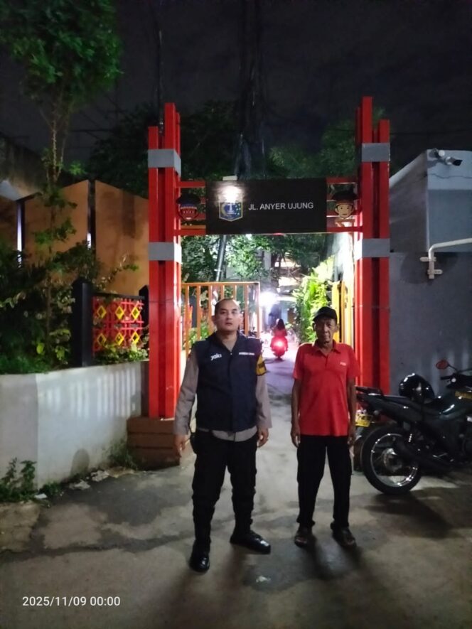 
					Bhabinkamtibmas Menteng Aiptu Robby Danan Jaya Patroli Malam, Imbau Warga Anyer Ujung Waspada Pencurian