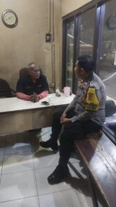 Antisipasi Kejahatan di RW 06, Polisi dan Hansip Gelar Sambang Pos Kamling