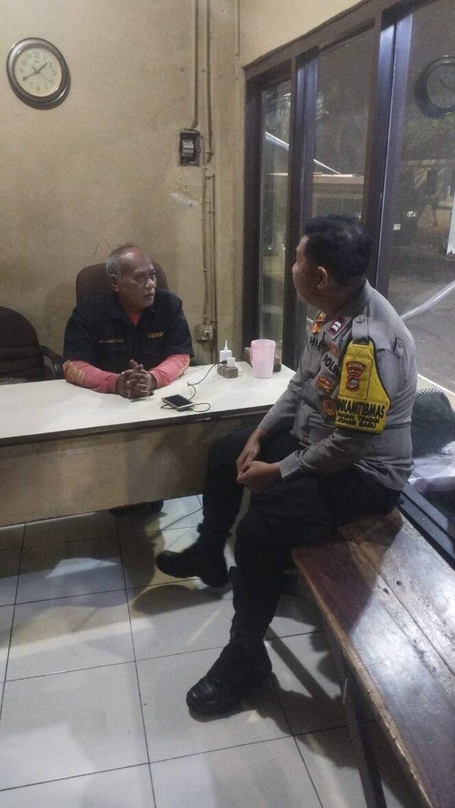 
					Antisipasi Kejahatan di RW 06, Polisi dan Hansip Gelar Sambang Pos Kamling