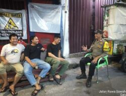Patroli Humanis Malam Hari, Bhabinkamtibmas Galur Sambang Pos Kamling RT 015/01