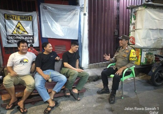 
					Patroli Humanis Malam Hari, Bhabinkamtibmas Galur Sambang Pos Kamling RT 015/01