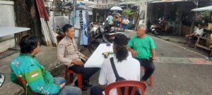 Bhabinkamtibmas Kebon Melati Sambangi Ketua RT 03/17 dan Warga Sebagai Cooling System