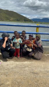 Sentuhan Humanis Personel Satgas Ops Damai Cartenz Bersama Masyarakat dan Anak-Anak di Paniai