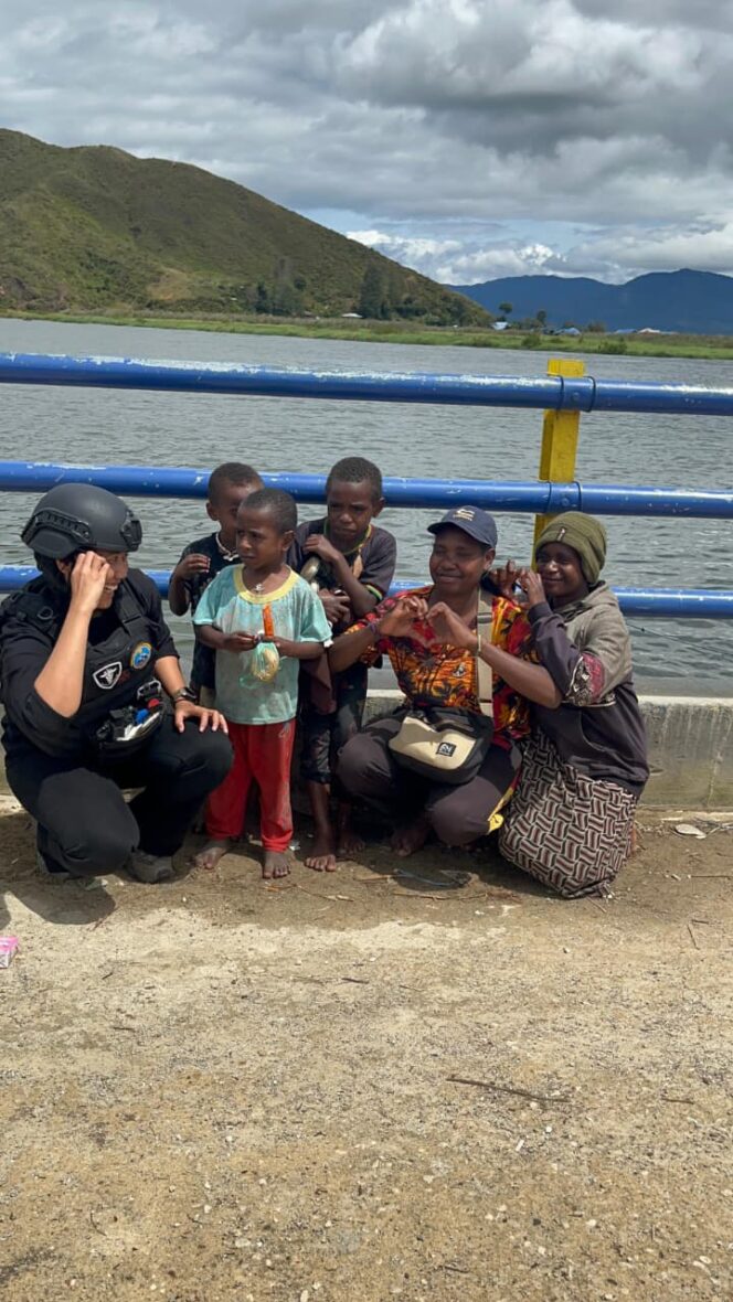 
					Sentuhan Humanis Personel Satgas Ops Damai Cartenz Bersama Masyarakat dan Anak-Anak di Paniai