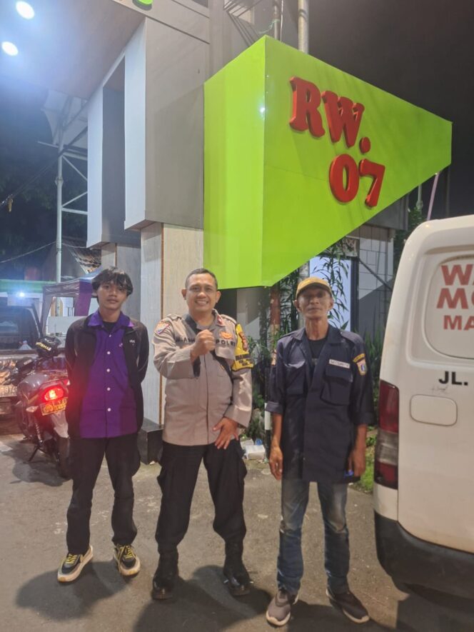 
					Bhabinkamtibmas Pegangsaan Patroli Dinihari, Ajak Petugas Satkamling RW 07 Waspada Kejahatan Lingkungan