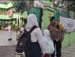 Polisi Humanis, Bhabinkamtibmas Gondangdia Bantu Siswa SDN Gondangdia 03 dan Atur Lalin Pagi Hari