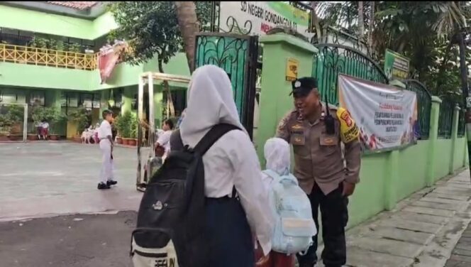 
					Polisi Humanis, Bhabinkamtibmas Gondangdia Bantu Siswa SDN Gondangdia 03 dan Atur Lalin Pagi Hari