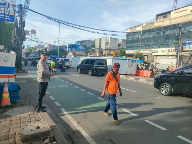 
					Pagi Hari, Patroli 1051 Lakukan Gatur Lalin dan Strong Point di Pertigaan Kebon Kacang Raya