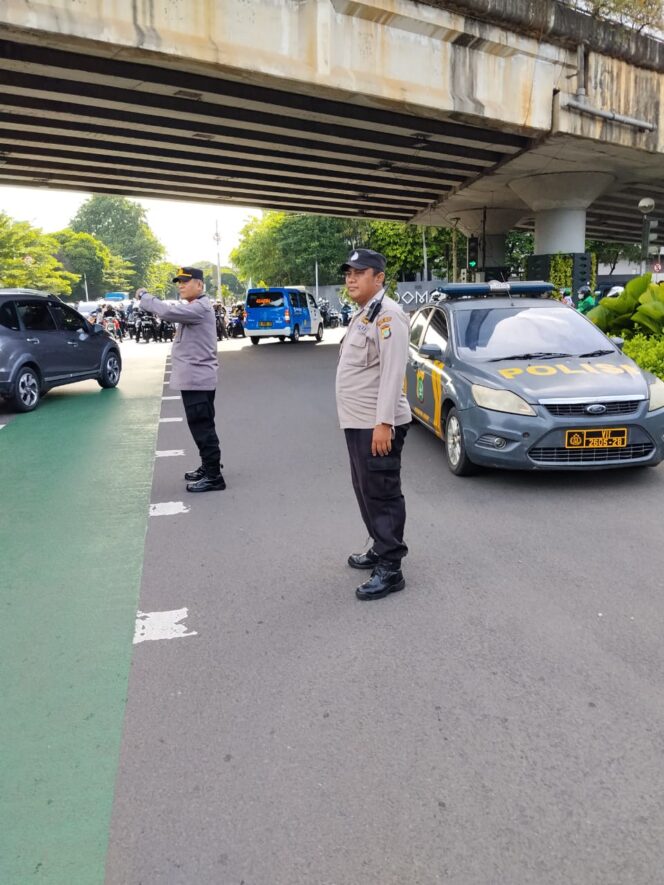 
					Patko 1052 Hadir di Pagi Hari, Lalin Tertib di TL. Karet Bivak Bantu Warga Yang Akan Beraktifitas