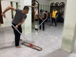 Pasca Olah TKP, Polres Metro Jakarta Utara Bersihkan Masjid SMAN 72 Kelapa Gading untuk Pulihkan Kondisi dan Hilangkan Traumatis Warga Sekolah
