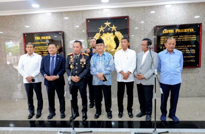 
					Kapolri Usai Rapat Perdana Komisi Percepatan Reformasi: Polri Terbuka dan Terima Evaluasi