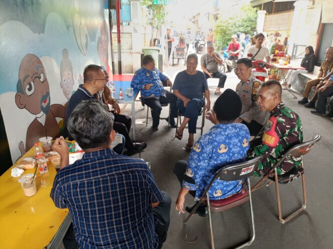 
					Solid, Tiga Pilar Kebon Kacang Sambangi Ketua RW 05 dan Warga Sebagai Cooling System Ajak Jaga Jakarta