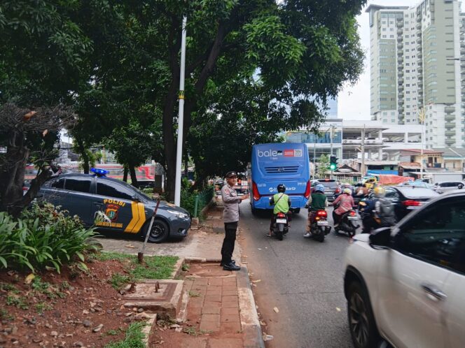 
					Antisipasi Kemacetan Sore Hari, Petugas 1053 Samapta Atur Lalin di TL Pejompongan