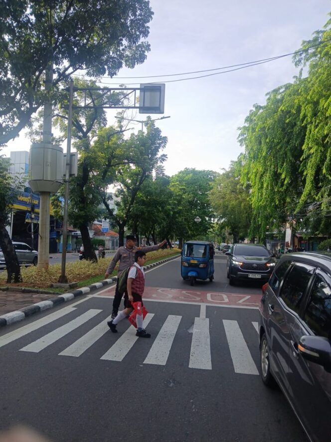 
					Pengamanan Pagi di Sekolah, Polisi Fokus pada Ketertiban dan Keselamatan Pelajar