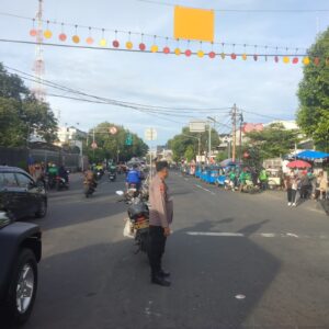 Tingkatkan Keamanan dan Ketertiban, Polisi Lakukan Pengawasan Pagi di Perlintasan Kereta Jl. Garuda