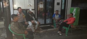 Kuatkan Keamanan Lingkungan, Bhabinkamtibmas Ajak Warga RW 04 Aktif di Pos Kamling