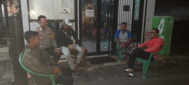 
					Kuatkan Keamanan Lingkungan, Bhabinkamtibmas Ajak Warga RW 04 Aktif di Pos Kamling