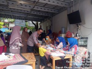 Dari Balita hingga Lansia, Polsek Johar Baru Pastikan Warga Tetap Sehat