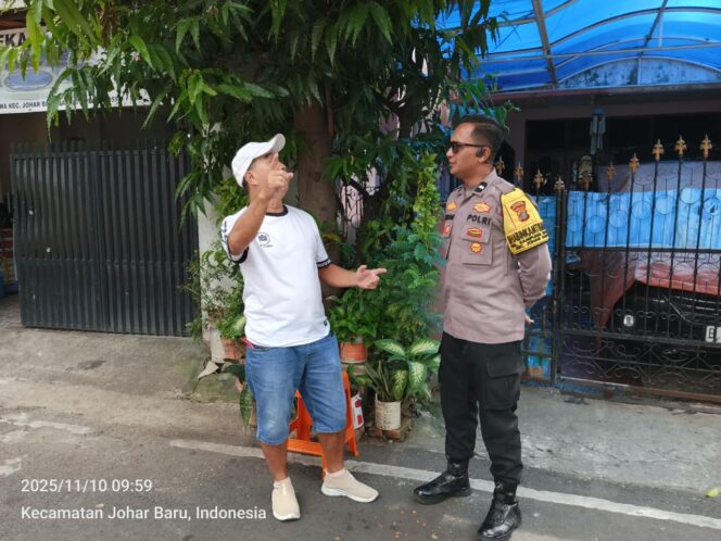 
					Patroli dan Door to Door, Bhabinkamtibmas Kampung Rawa Ajak Warga Jaga Keamanan Lingkungan
