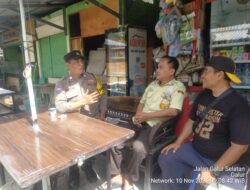 Sambang Pasar Gembrong, Bhabinkamtibmas Galur Ajak Perugas Keamanan Jaga Keamanan dan Ketertiban