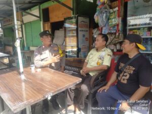 Sambang Pasar Gembrong, Bhabinkamtibmas Galur Ajak Perugas Keamanan Jaga Keamanan dan Ketertiban
