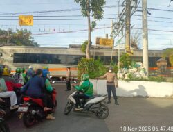 Unit Samapta Polsek Johar Baru Laksanakan Pengaturan Lalu Lintas di Perlintasan Kramat Sentiong, Antisipasi Kemacetan dan 3C