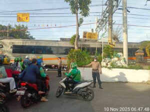 Unit Samapta Polsek Johar Baru Laksanakan Pengaturan Lalu Lintas di Perlintasan Kramat Sentiong, Antisipasi Kemacetan dan 3C