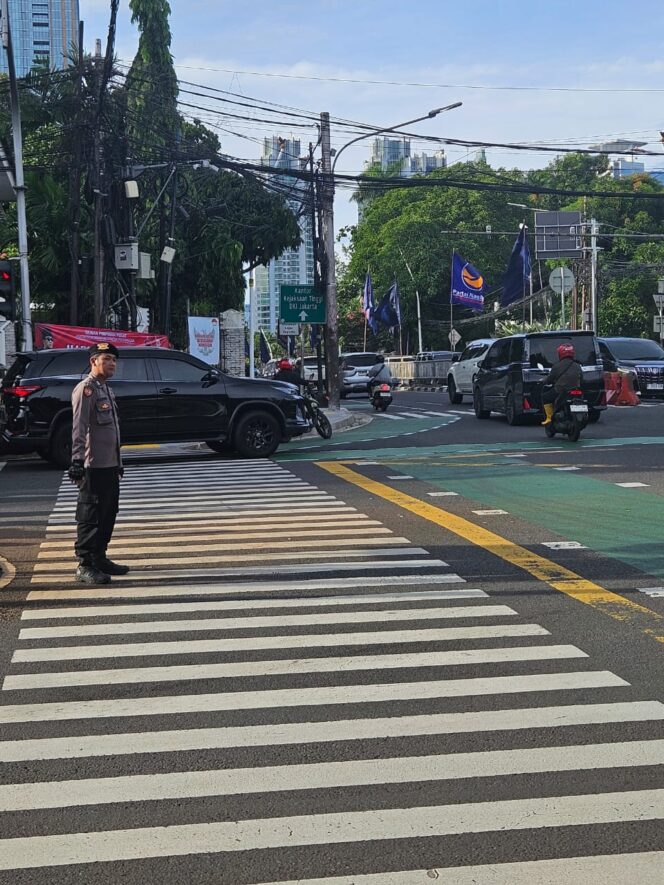 
					Patmor Menteng Siaga Pagi, Atur Arus Lalin di Jalan Imam Bonjol