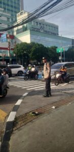 Unit Patko 1012 Laksanakan Pengaturan Lalu Lintas di TL Caringin, Pastikan Pagi Hari Aman dan Lancar
