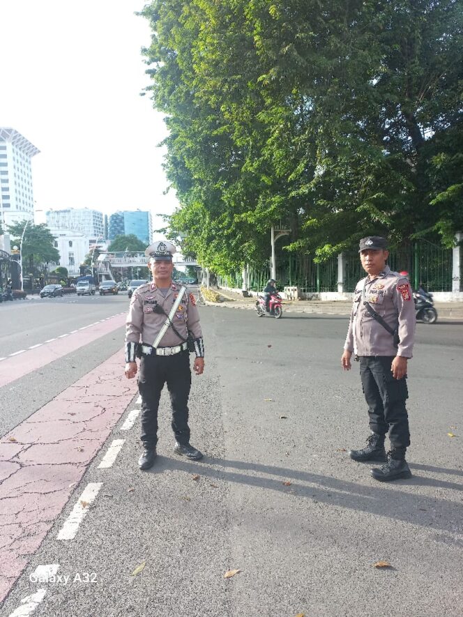 
					Unit Patko 1013 Polsek Metro Gambir Laksanakan Pengaturan Lalu Lintas di Kawasan Medan Merdeka Timur
