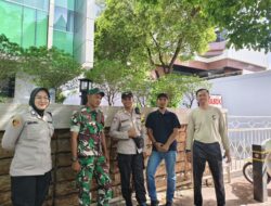 Bhabinkamtibmas dan Polwan Jaga Jakarta Dampingi Warga dalam Kegiatan “Gerebek Lumpur” di Petojo Selatan