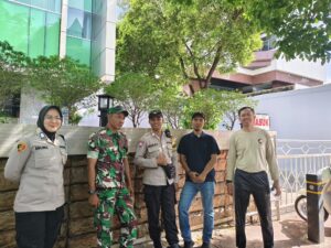 Bhabinkamtibmas dan Polwan Jaga Jakarta Dampingi Warga dalam Kegiatan “Gerebek Lumpur” di Petojo Selatan