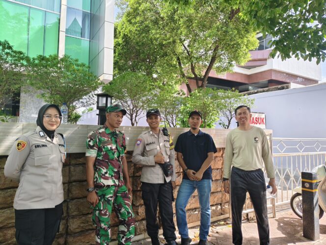 
					Bhabinkamtibmas dan Polwan Jaga Jakarta Dampingi Warga dalam Kegiatan “Gerebek Lumpur” di Petojo Selatan