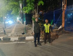 Bhabinkamtibmas Petojo Utara Sambangi Satkamling RW 08, Ajak Warga Perkuat Keamanan Lingkungan