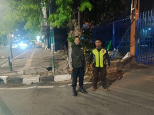 Bhabinkamtibmas Petojo Utara Sambangi Satkamling RW 08, Ajak Warga Perkuat Keamanan Lingkungan