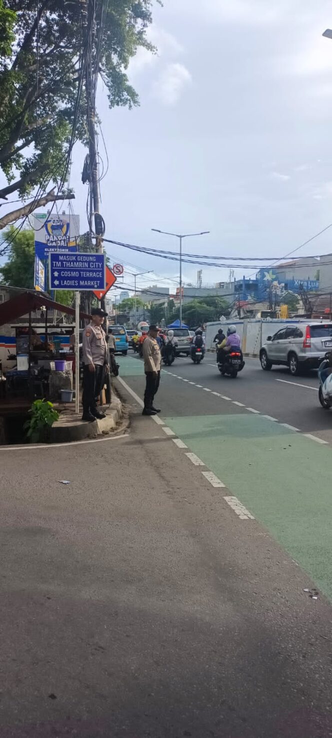 
					Polsek Metro Tanah Abang Gatur Padat Lalin Sore Hari di Kawasan Kebon Kacang Raya