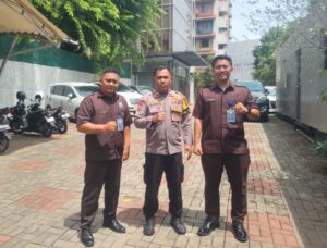 Bhabinkamtibmas Benhil Sambangi Petugas Keamanan di Kantor K Lab, Sampaikan Pesan Kamtibmas dan Cooling System