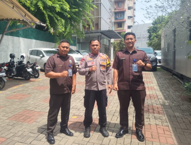 
					Bhabinkamtibmas Benhil Sambangi Petugas Keamanan di Kantor K Lab, Sampaikan Pesan Kamtibmas dan Cooling System