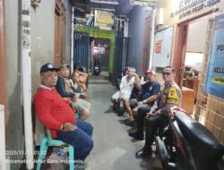 Menjaga Warga Tetap Aman, Polisi Turun Langsung ke Pos Satkamling RW 06