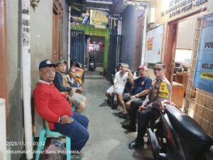 Menjaga Warga Tetap Aman, Polisi Turun Langsung ke Pos Satkamling RW 06