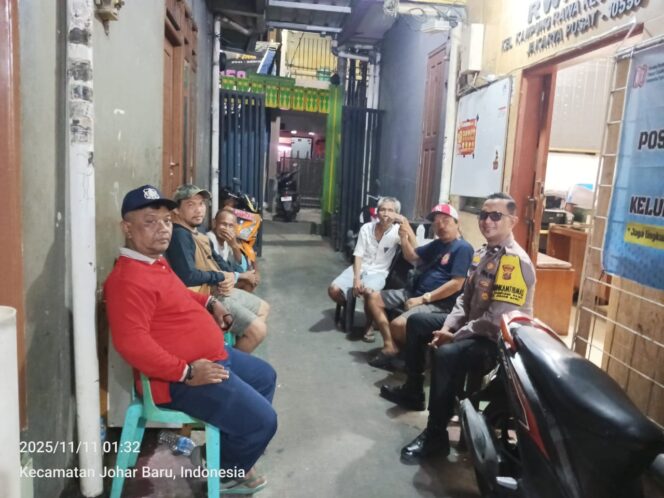 
					Menjaga Warga Tetap Aman, Polisi Turun Langsung ke Pos Satkamling RW 06