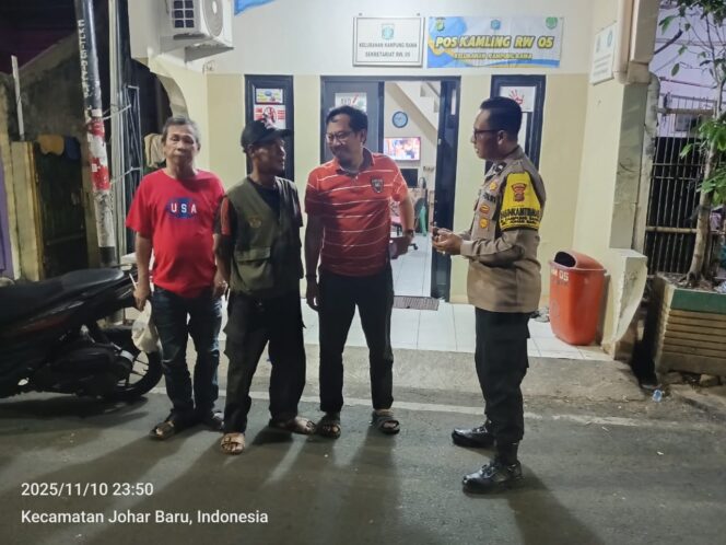 
					Guyub dan Kompak, Bhabinkamtibmas Kampung Rawa Sambangi Pos Satkamling RW 05